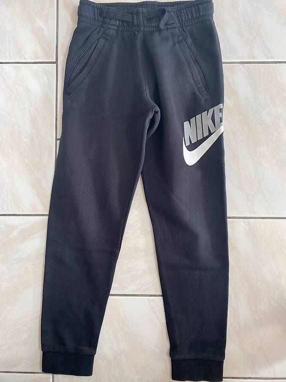 Hosen: Vend training divers marques enfant – Gebraucht aus Morrens VD von gia_sfs5 2