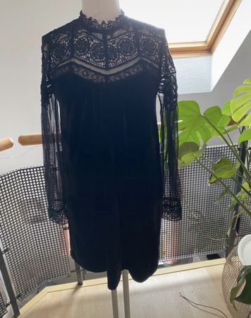 Elegantes Samtkleid mit Spitze - Zara