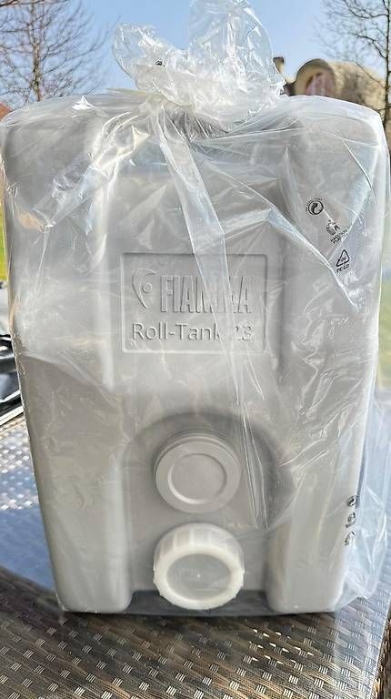 Fiamma Abbeveratoi e trogoli: Fiamma Roll-Abwassertank 23W, 23L, neu, originalverpackt – Usato da Waltenschwil venduto da mavosailor 2