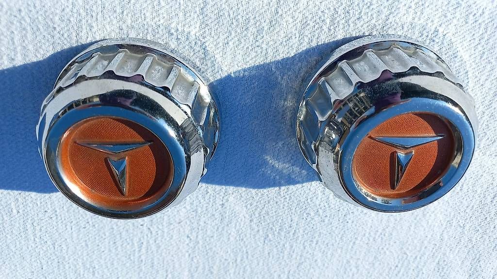 Tutti pezzi di ricambio auto: Toyota Oldtimer - Youngtimer / 2 Stück Nabendeckel hellbraun – Usato da Frauenkappelen venduto da Chruetzhubel 2