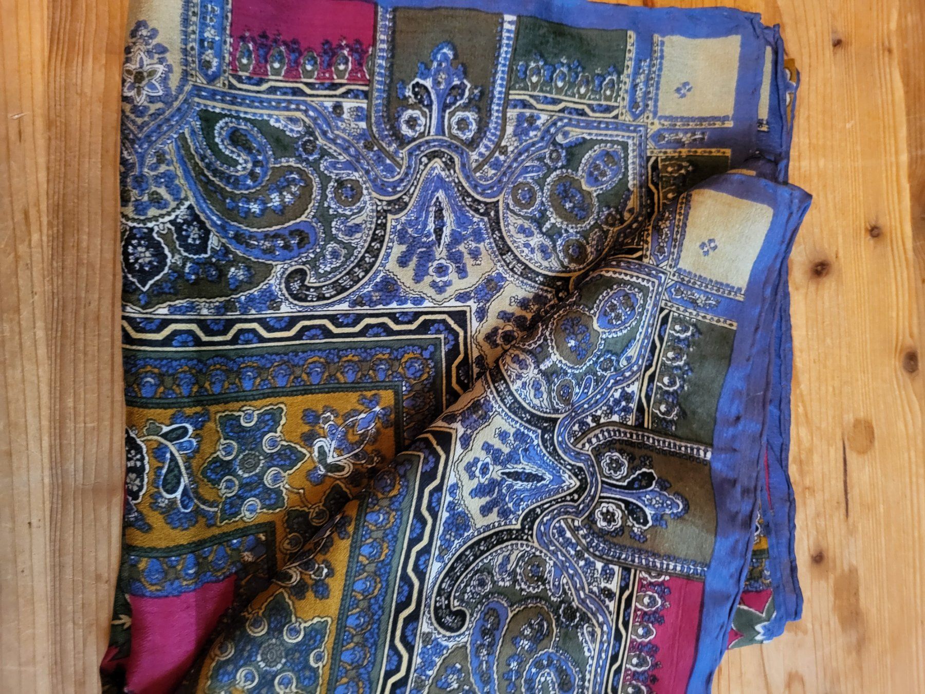 Foulards & écharpes: Wunderschöner Seidenschal mit Blumenmuster – Neuf (Voir description) à Guggisberg par Aegertenlehn 5