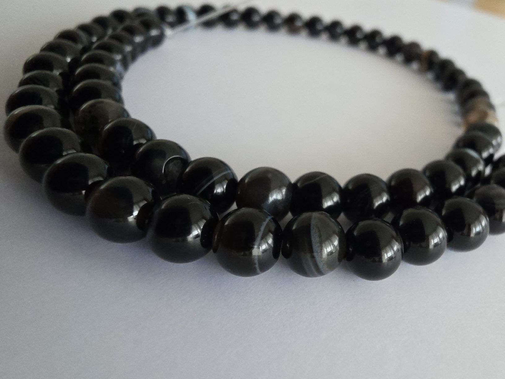 Mineralien & Heilsteine: Sardonyx schwarz 6mm. Strang – Neu und originalverpackt aus Menziken von Mirager