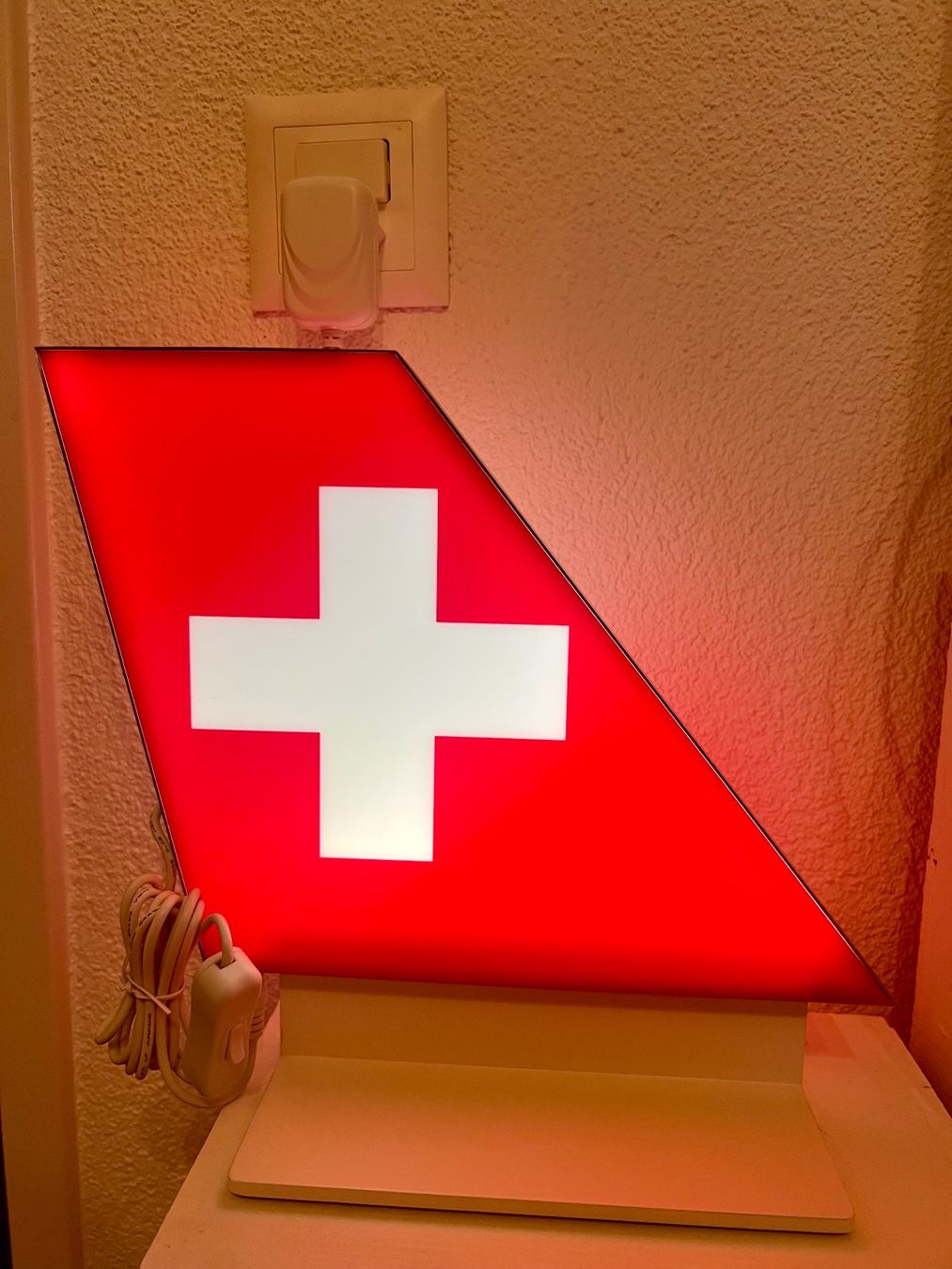 Lampen: SWISS Logo Tischlampe – Neu und originalverpackt aus Ostermundigen von airline-trolley