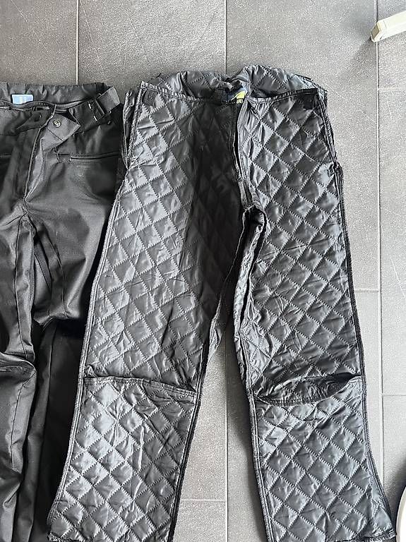 Lotti di vestiti: Motorrad-Leder-Kleidung – Usato da Ebikon venduto da woermli30 4