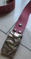 Ledergürtel in Himbeerrot mit auffälliger Schnalle Gr. 85