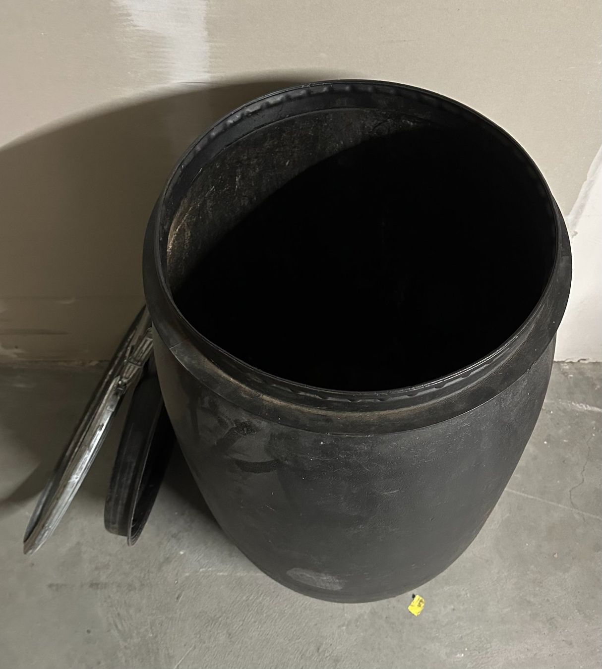 Annaffiatura & Irrigazione: Schwarzes Kunststofffass 120 Lt - mit Deckel – Usato da Dietikon venduto da DQSolutions 4