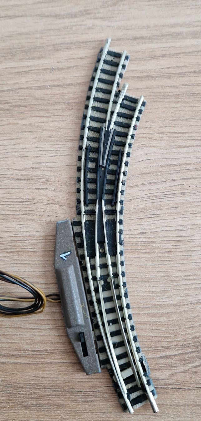Fleischmann Modellini di ferrovie: Aiguillage courbe droite Fleischmann piccolo N – Usato da Tavannes venduto da Jacksonhmc