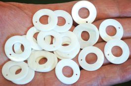 Muschel Anhänger B-780 – 20 Perlmutter Donuts – 20 x 20 mm