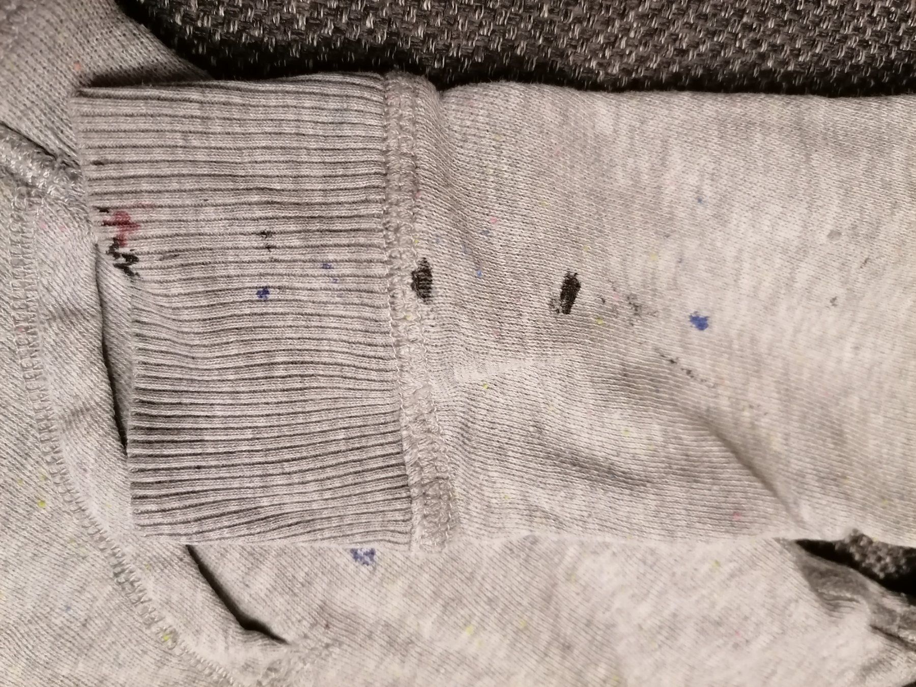 Maglioni & Felpe: Pullover mit Flecken zum Austragen Gr. 122 / 128 – Usato da Büttikon AG venduto da Amineah 1