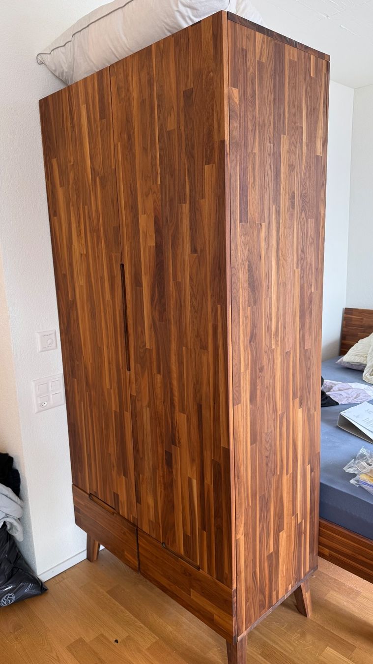 Armoires: Schrank massiv Nussbaum – D'occasion à Bad Zurzach par Slash660