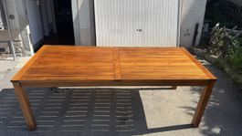 Hochwertiger und großer Gartentisch aus Teakholz