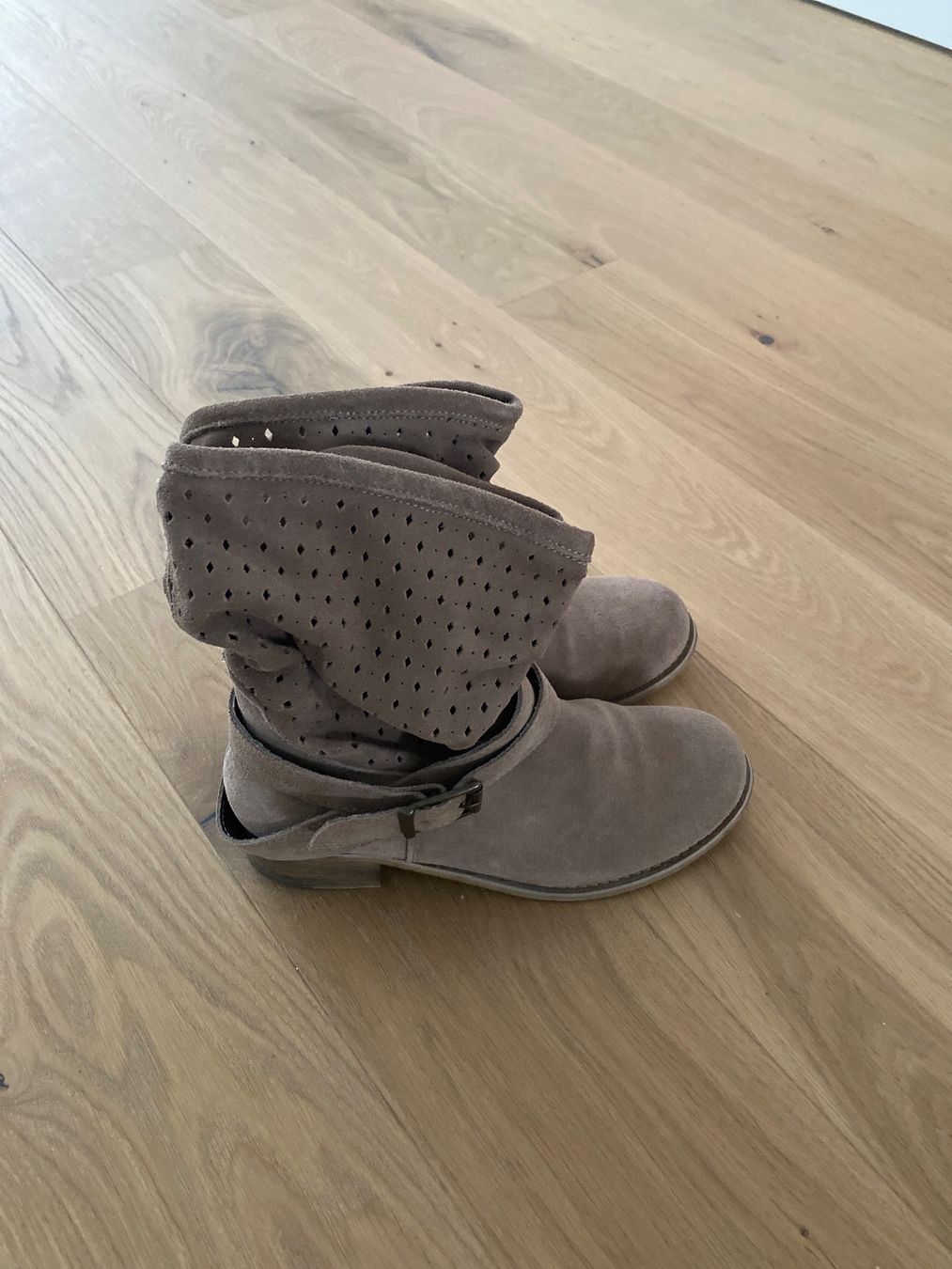 Scarpe da donna: Stiefel beige – Usato da Bolligen venduto da Noeggeli10