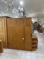 Grosser schöner Kleiderschrank aus Holz