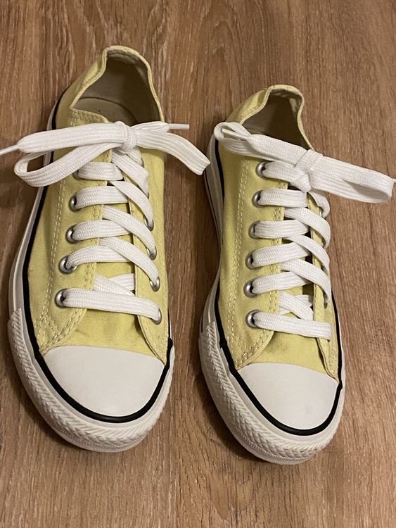 Converses hotsell jaunes basses