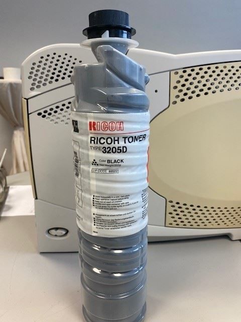Ricoh Fotocopiatrici: RICOH Toner 3205D – Nuovo e nell'imballaggio originale da Wängi venduto da Bmo