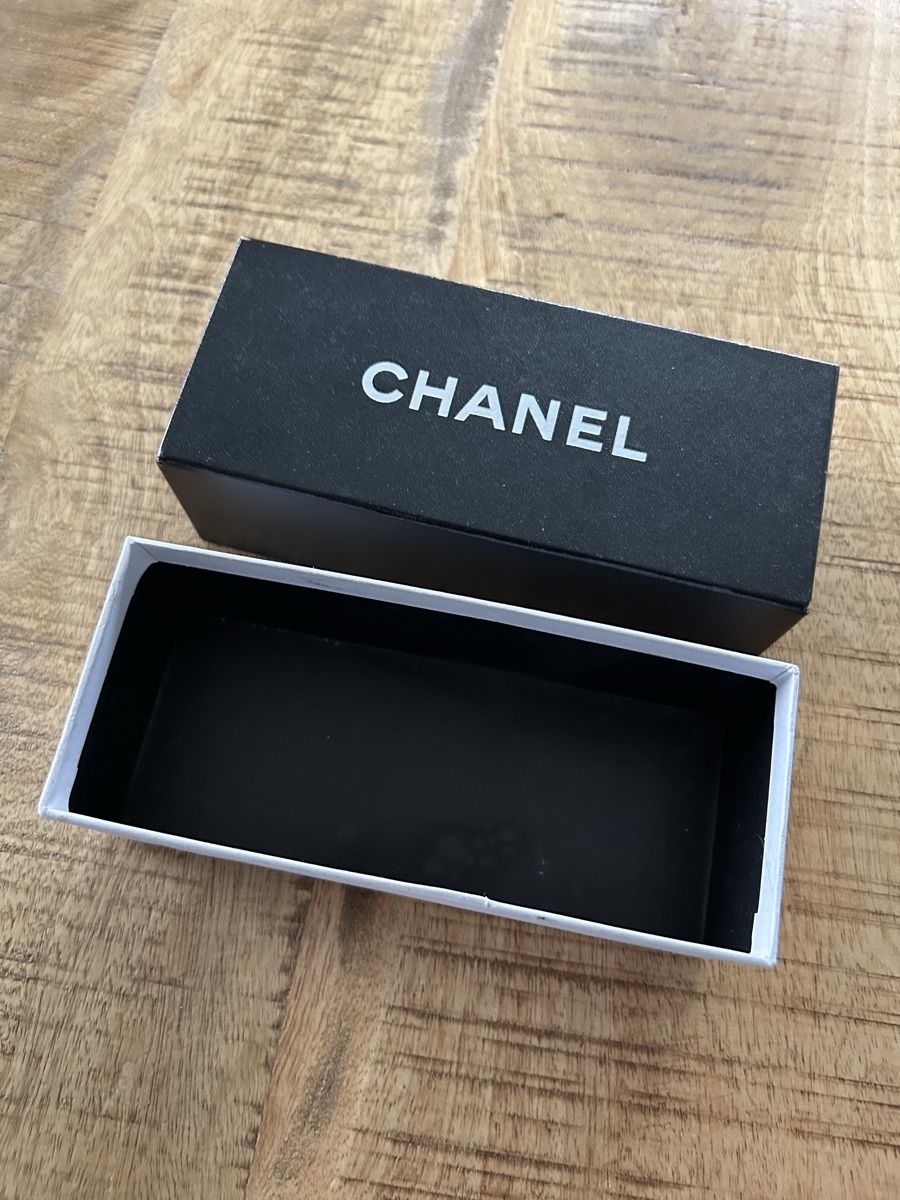 Chanel Portagioie: Boîte d'emballage Chanel authentique – Usato da Thierrens venduto da Bigla 2