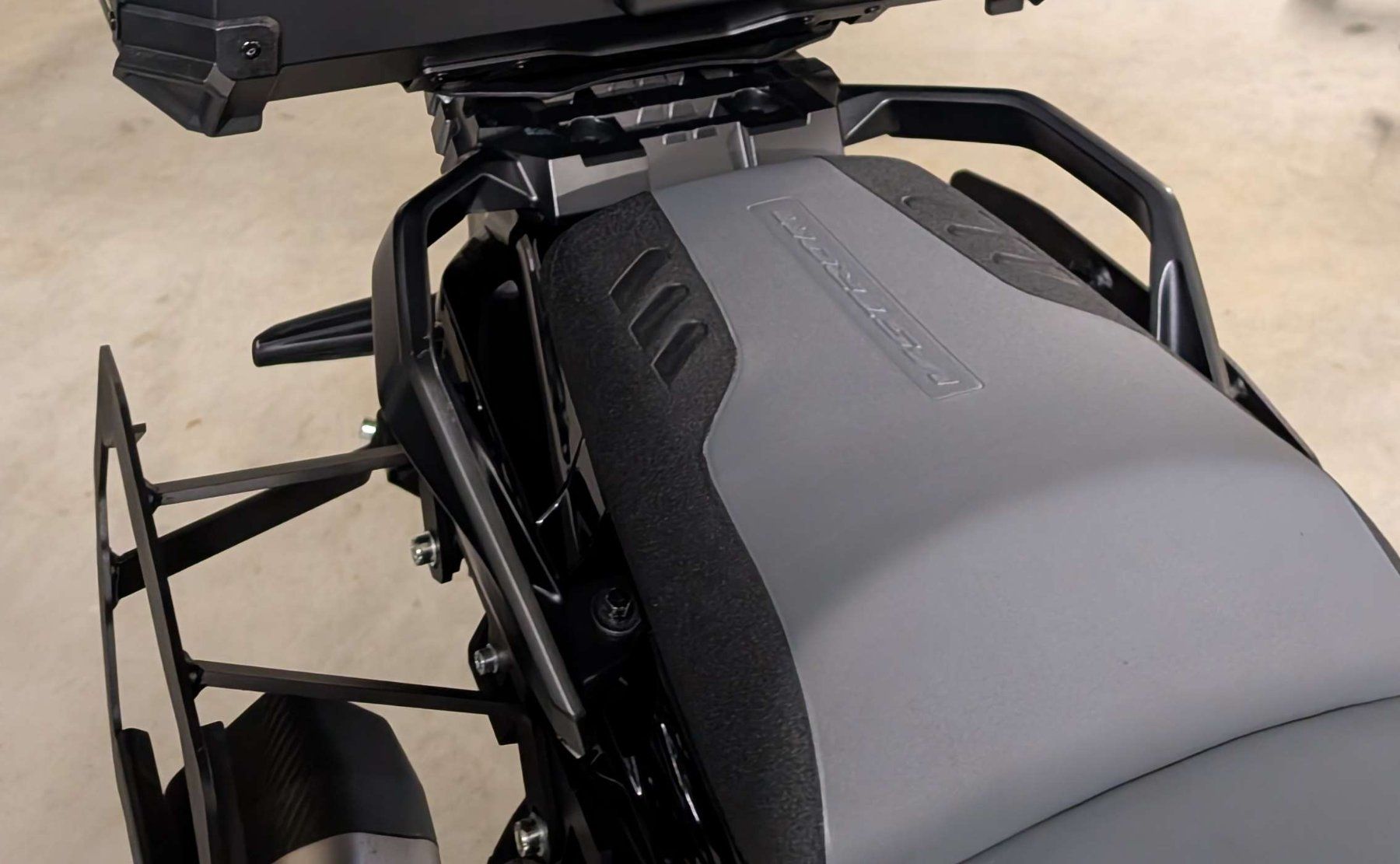 Suzuki Tutti i ricambio per moto: Suzuki DL 1050 XT Kofferhalterung – Usato da Bonstetten venduto da mh2_d8k5 8