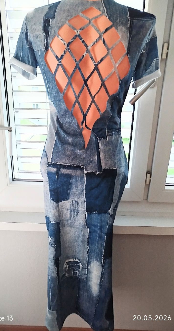 Kleider: Elastisches Kleid, Größe S – Neu und originalverpackt aus Wauwil von Sanczeza 1