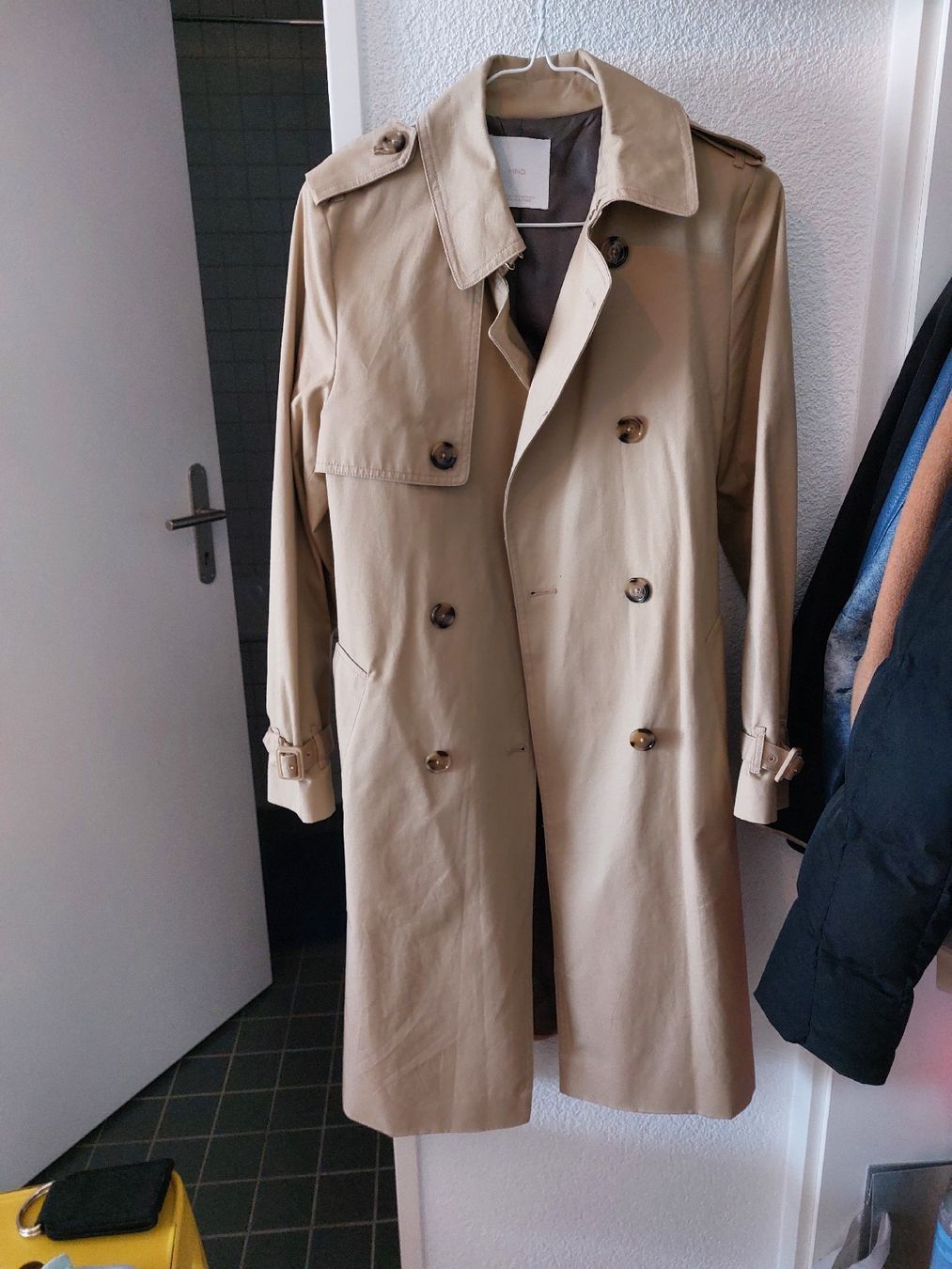 Mango Cappotti: trench coat Mango couleur camel – Usato da Fribourg venduto da charlottej02