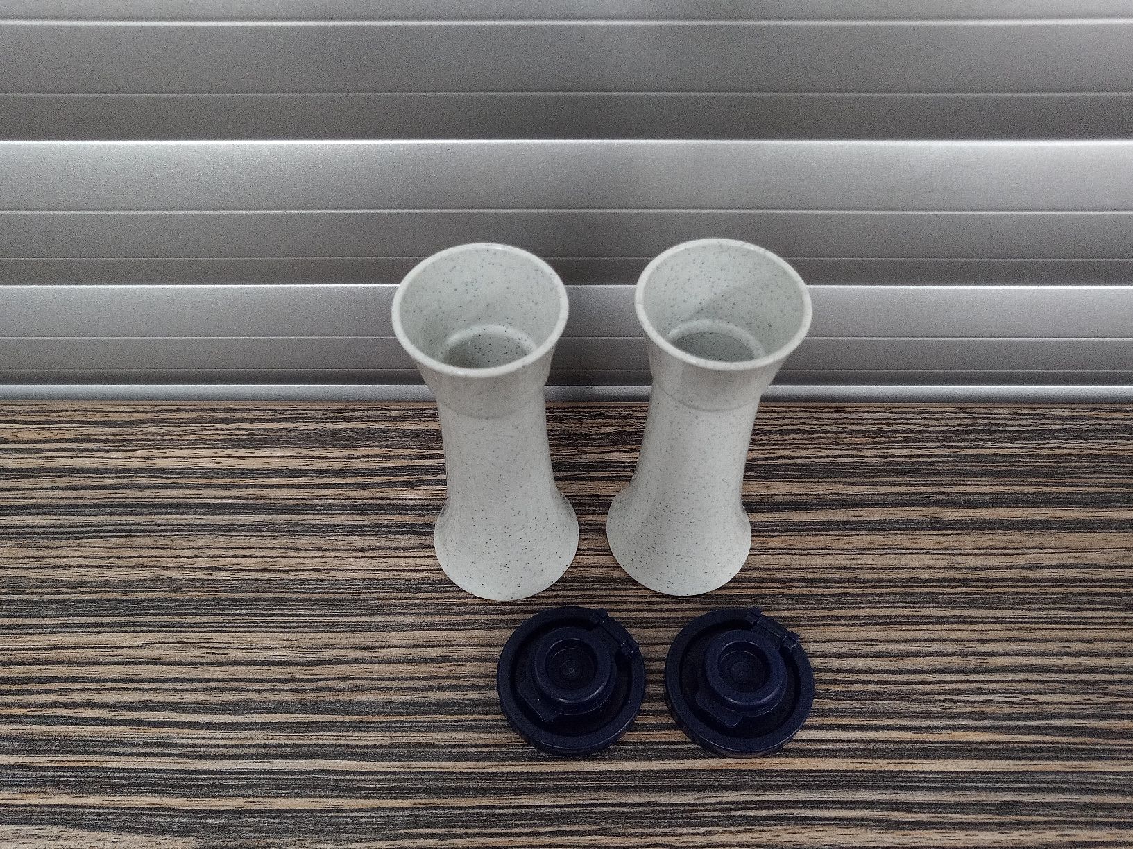Tupperware Contenitori & Simili: Seltene Tupperware Salz und Pfefferstreuer mit Klappdeckel – Usato da Reiden venduto da Zofi-Brocki 2