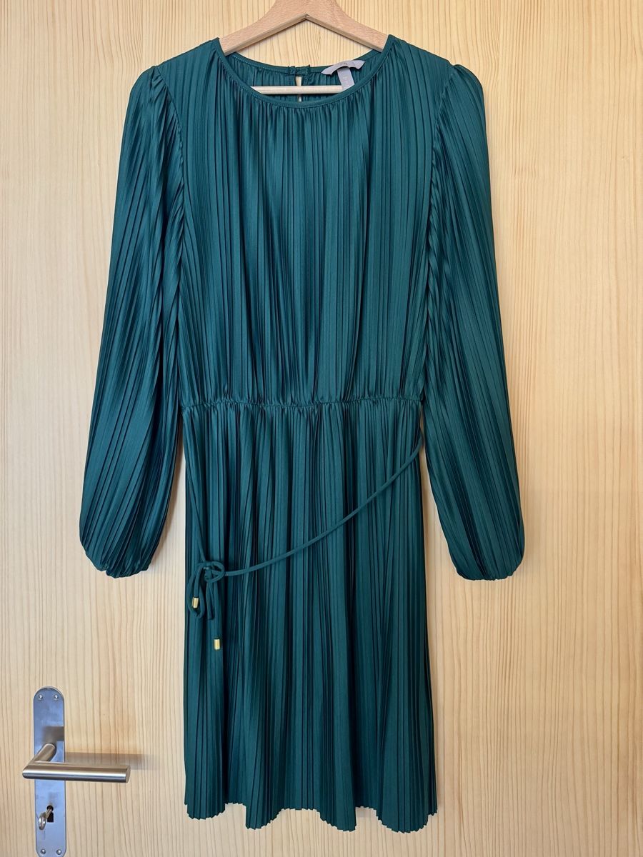 H&M Kleider: Elegantes Grünes Plissee-Kleid – Gebraucht aus Gadmen von Pinguin89_90