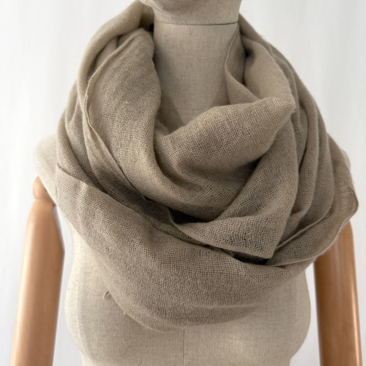 Hemisphere Foulard & Sciarpe: HEMISPHERE Cashmere Scarf – Nuovo (secondo la descrizione) da Emmen venduto da Colette-Juliette