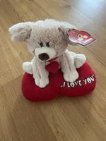 Plüschhund auf Herz I love you