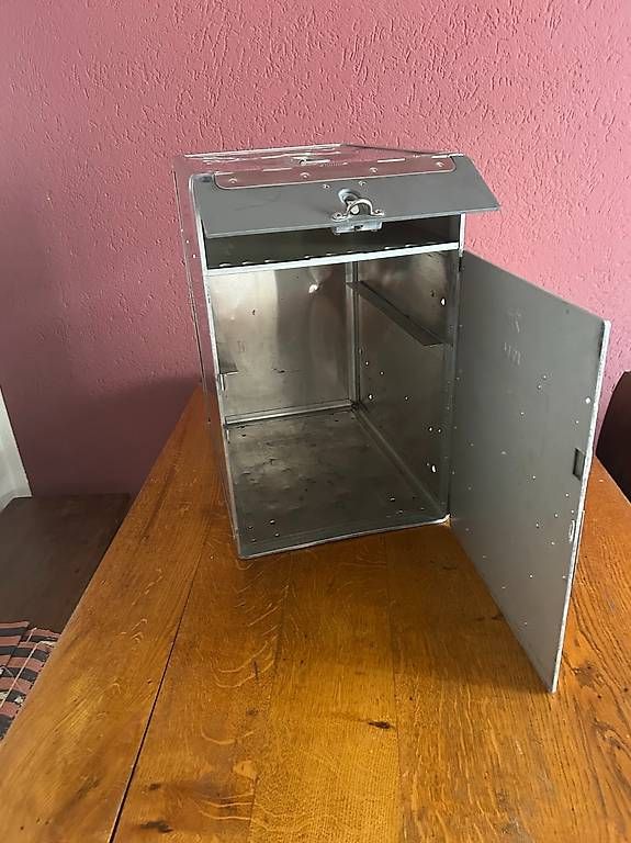 Autres articles pour la maison: Airline Box – D'occasion à Zürich par Yakitory 1