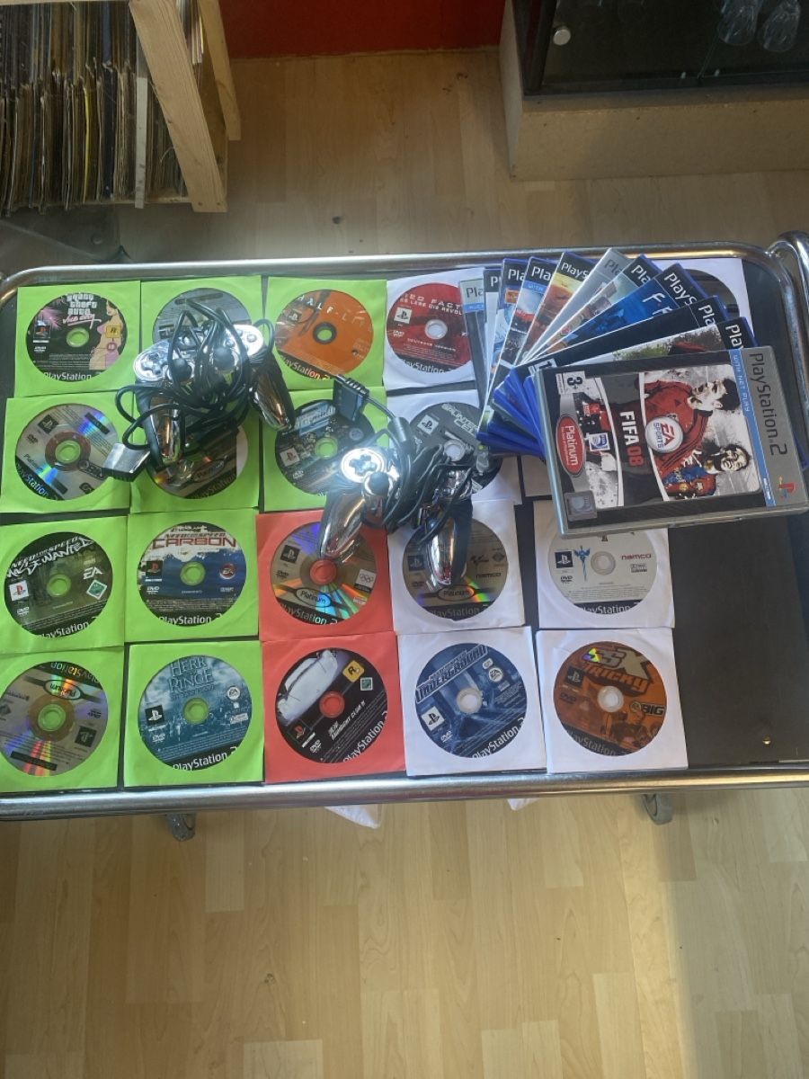 Spiele: 32 PS 2 Spiele und 2 Controller  – Gebraucht aus Solothurn von Bebbimich0