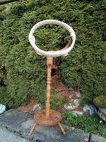 antiker Stickrahmenständer aus Holz
