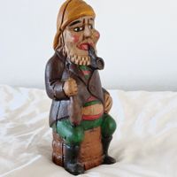 WEIN-FLASCHENFIGUR. Geschnitzt. Sitzender Seemann.