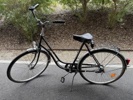 Velo schwarz mit Gepäckträger nicht verkehrssicher 