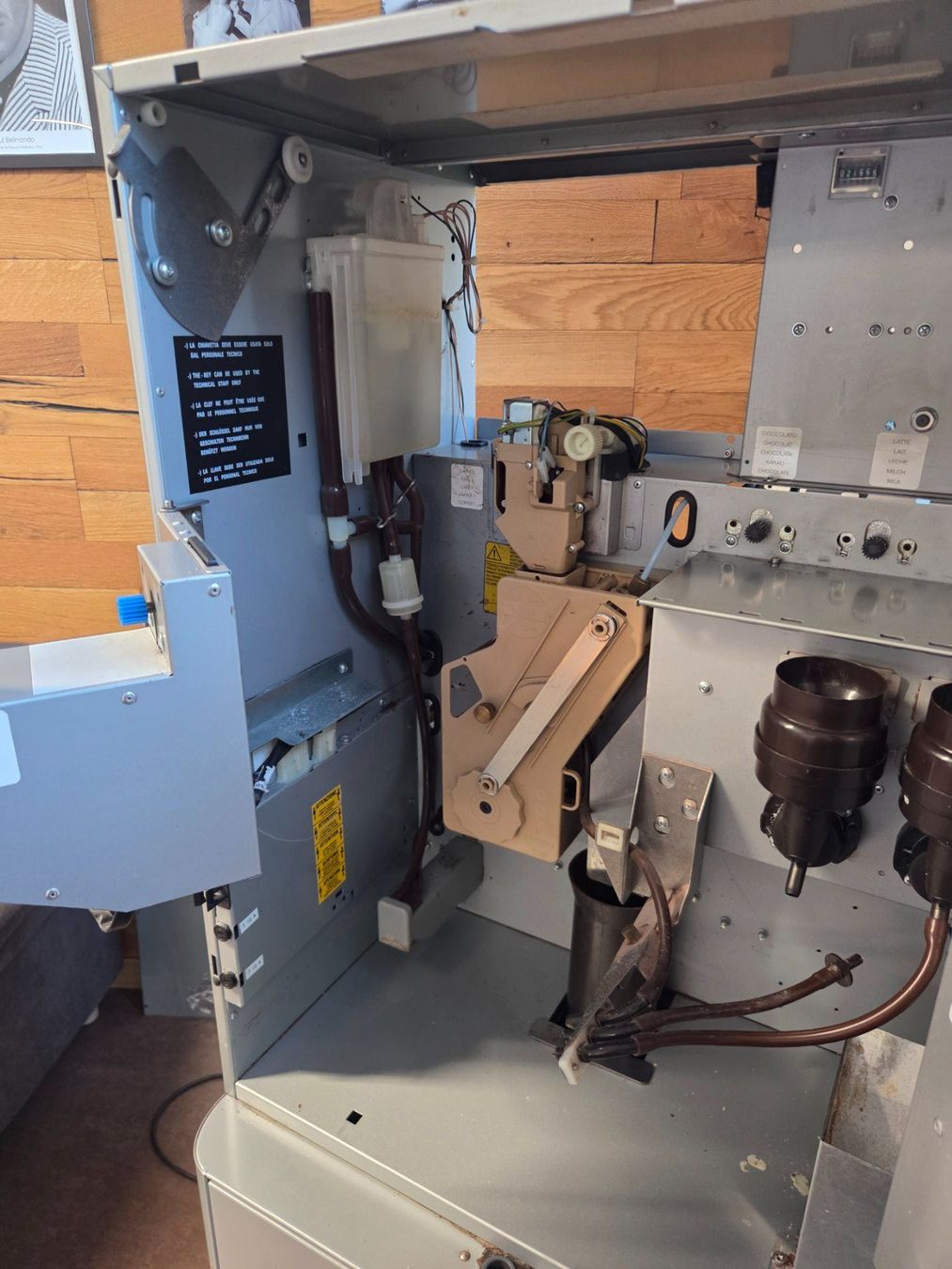 Macchine per caffè & Macchine per espresso: Vending Heissgetränkeautomat, Kaffeeautomat – Difettoso da Giswil venduto da WRXSTI05 2