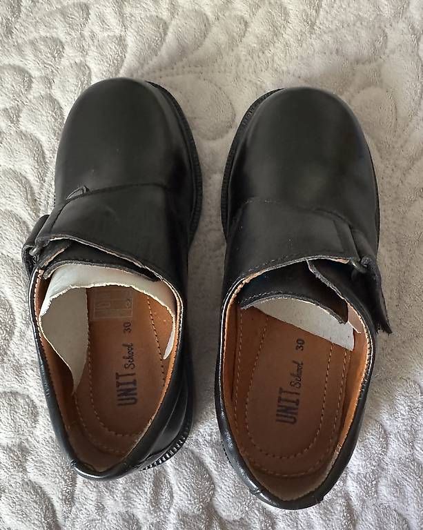 Chaussures garçon: Schulschuhe Grösse 30 – D'occasion à St. Gallen par EllyM. 2