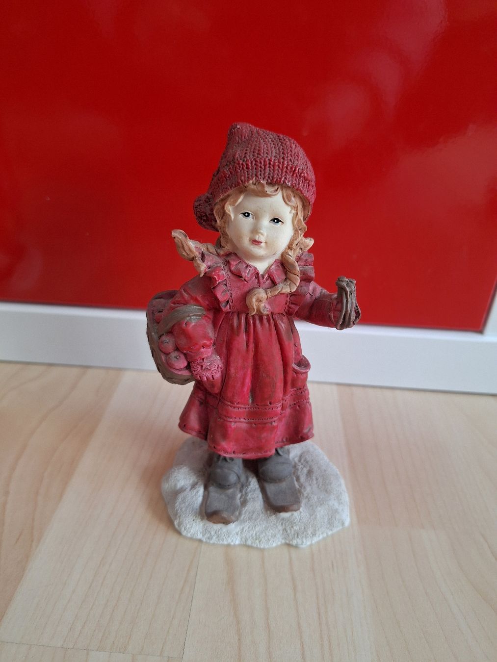 Statuette: Deko Figur Mädchen mit Skiern rot  – Usato da Wanzwil venduto da chlinih93