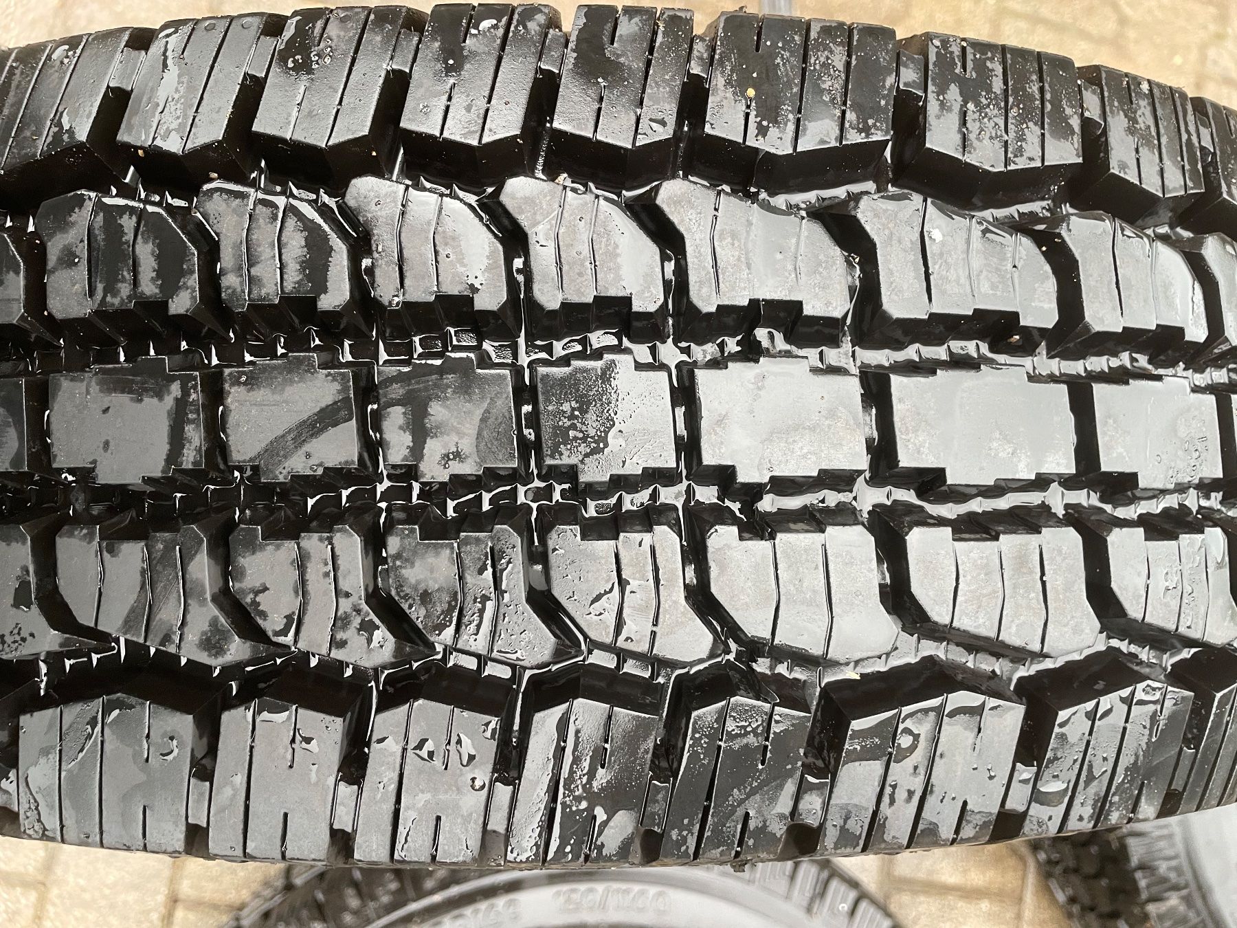 Pneumatici & Ruote complete: Drei Pneu 235/85R16 – Difettoso da Bäretswil venduto da 880alfred 1