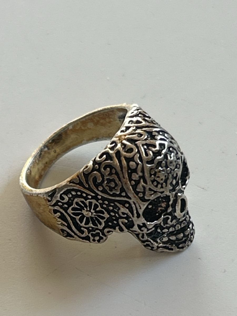 Anelli: Ring Totenkopf Muster silberfarben(S35) – Usato da Neuenhof venduto da SchnaeppliAllerlei