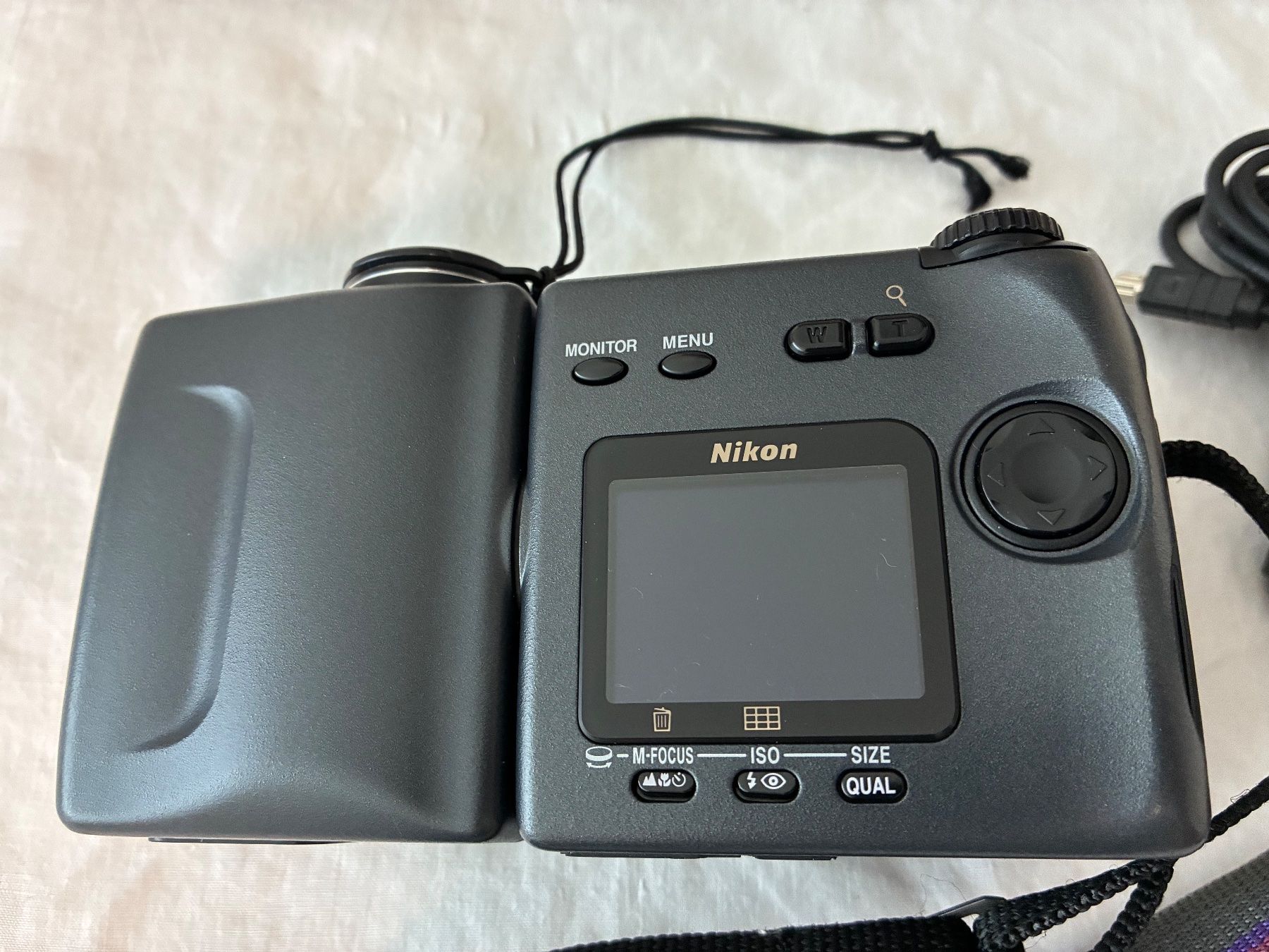 Nikon Appareil photo: Digitalkamera Nikon Coolpix E990 mit Kabeln – Défectueux à Döttingen par zha_xh2w 2