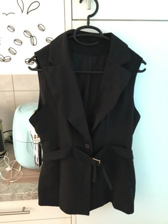 Schwarze Weste mit Gürtel, elegant für den Sommer!