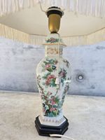 Asiatische Tischlampe aus handbemaltem Porzellan