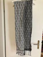 schal in schwarz.weiss