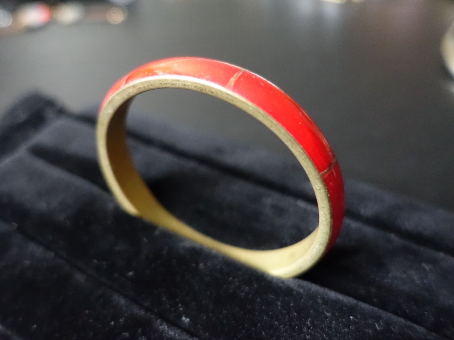 Bracciali & Braccialetti: Armreif aus Messing mit roten Einlagen – Usato da Russikon venduto da Eulenfeder 1