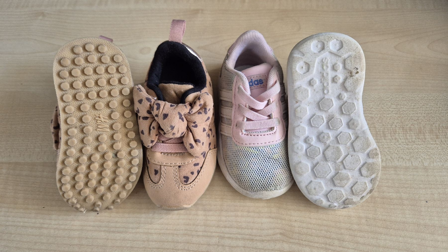 Scarpe per ragazze: Mädchenschuhe Grösse 19 Adidas – Usato da Reichenburg venduto da denise_13 1