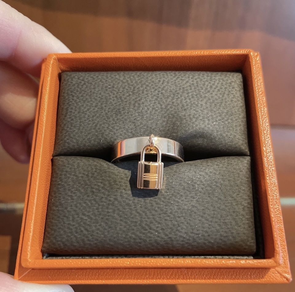 Hermès Anelli: Bague Hermès Clochette – Nuovo e nell'imballaggio originale da Jouxtens-Mézery venduto da candyperky