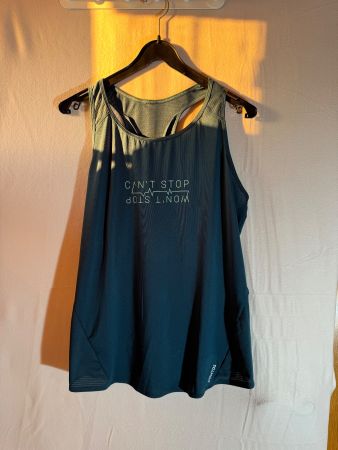 schwarzes Top
