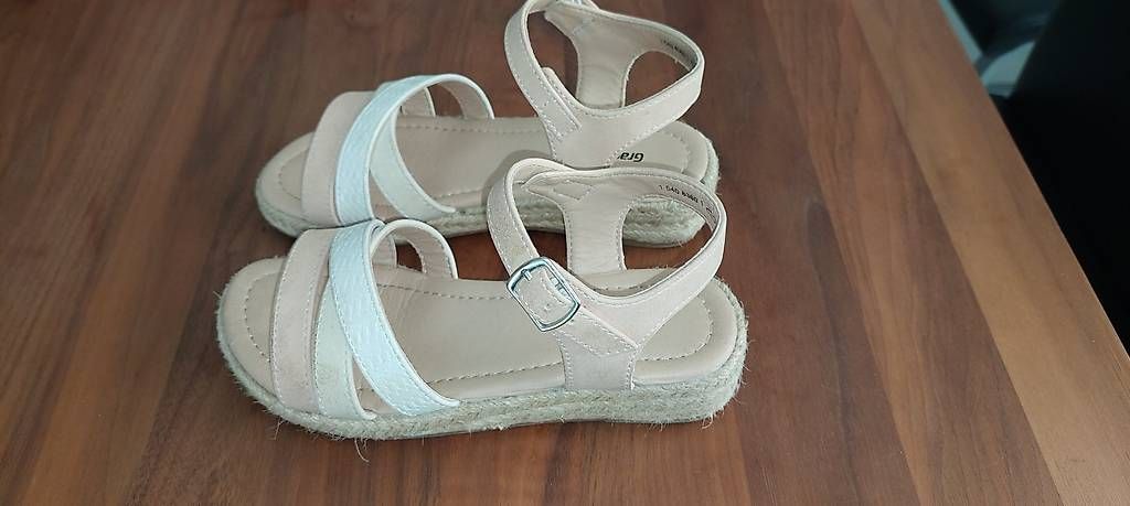 Scarpe per ragazze: Schuhe/Sandalen Gr.31 – Usato da Wohlenschwil venduto da Fabii82 2