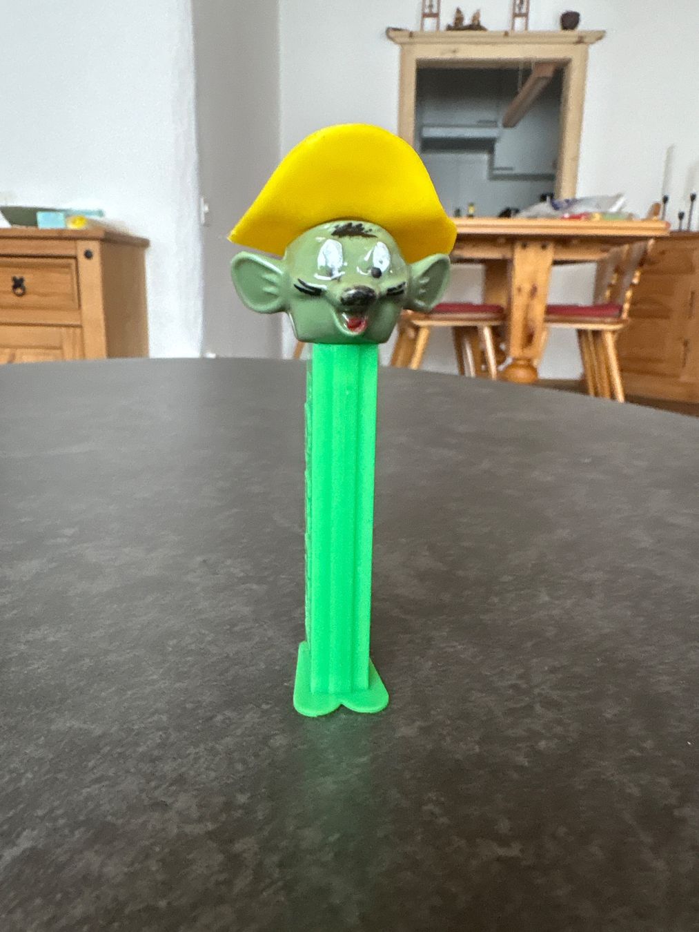 Pez Statuette: PEZ Speedy Gonzalez, Olive Face, Thin Feet, 3.9 Stem – Usato da Zürich venduto da Turbotoys