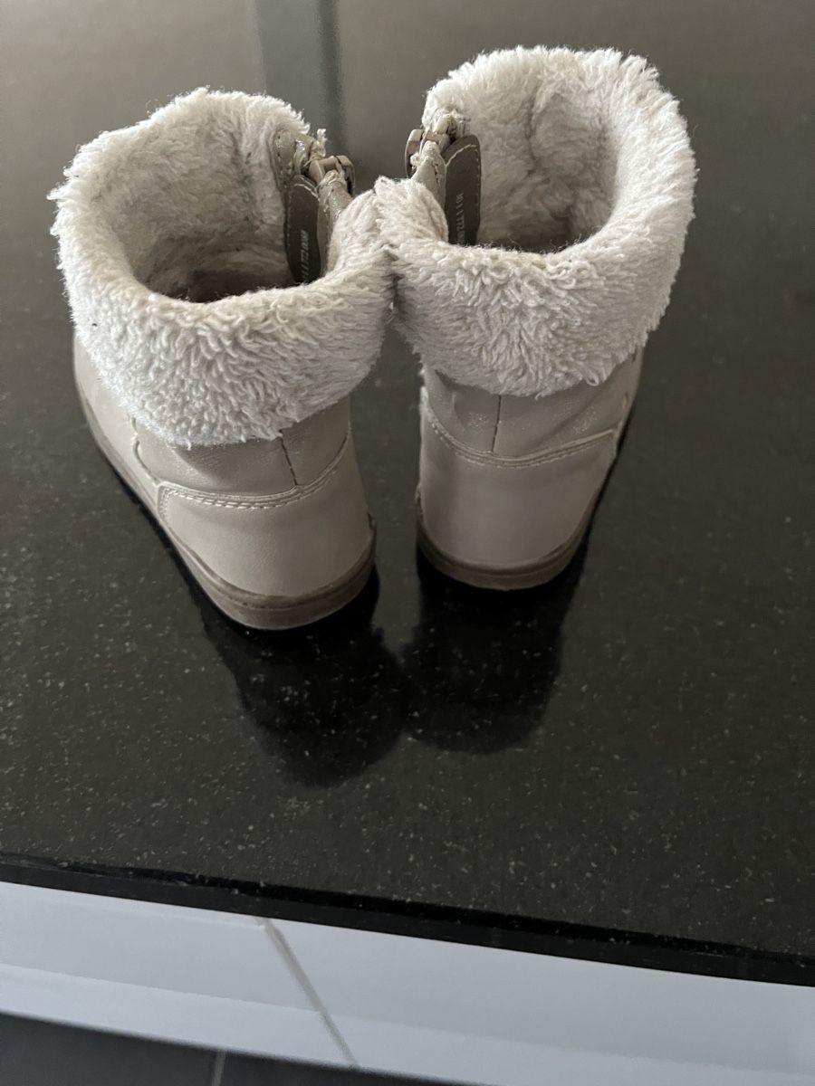 Scarpe per ragazze: Bottines fourrées  pointure 24 – Usato da Sion venduto da Nelsonkatz 2