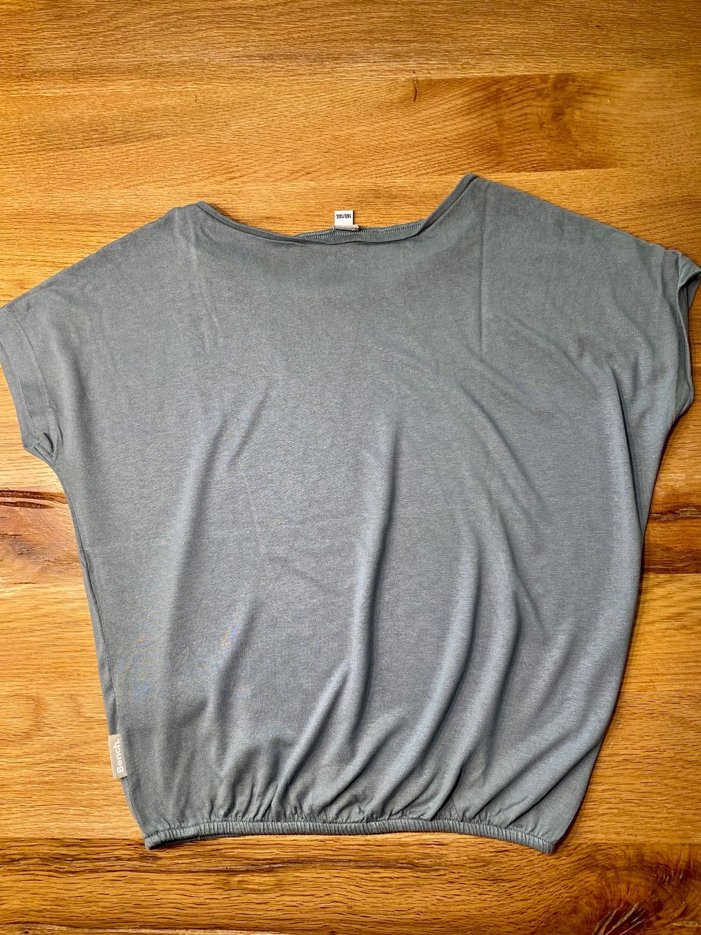 Blouses, T-shirts & Tops: Cooles T-Shirt von BENCH Grösse 140/146 – D'occasion à Fehraltorf par Marlene4 3