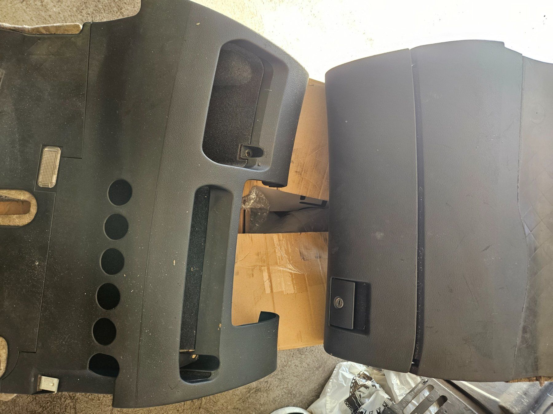 Audi Tutti pezzi di ricambio auto: Audi S4 b5 Handschuhfach und Abdeckung – Usato da Männedorf venduto da go-rs484